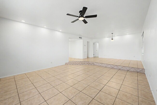 Building Photo - Great Tempe Home with Diving Pool