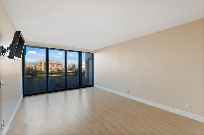 Building Photo - 525 S Flagler Dr
