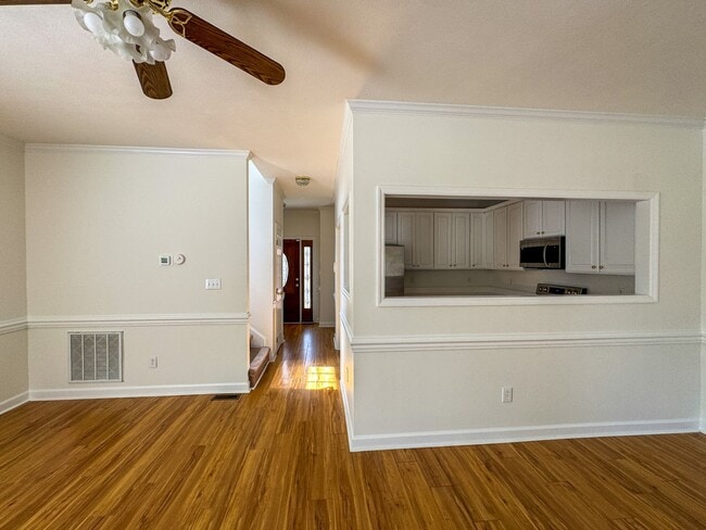 Building Photo - Charming 3 Bed 2.5 Bath Home in Gated Community