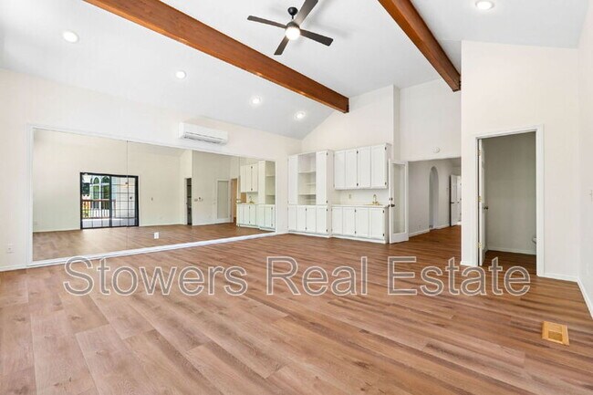 Building Photo - 1121 Douglas Ct
