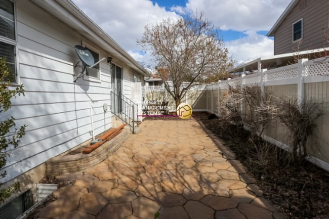 Building Photo - Spacious 4 Bedroom Murray Home