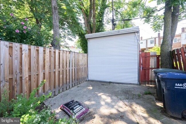 Building Photo - 1615 Fairlawn Ave SE