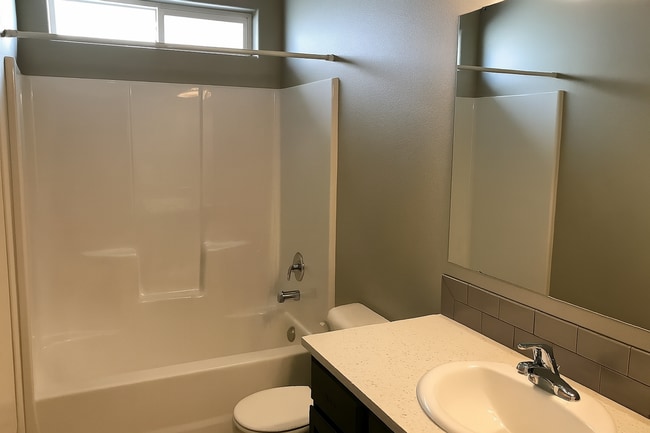 Building Photo - Gorgeous single-level 3x2 with fully fence...