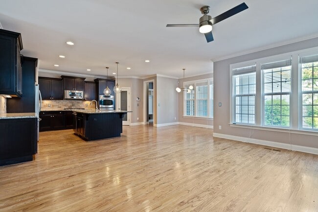 Building Photo - Available Early April! Gorgeous Updated 5-Bedroom, 5-Ba in the Desirable Amberly Community!