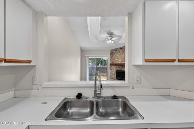Building Photo - 8010 International Village Dr