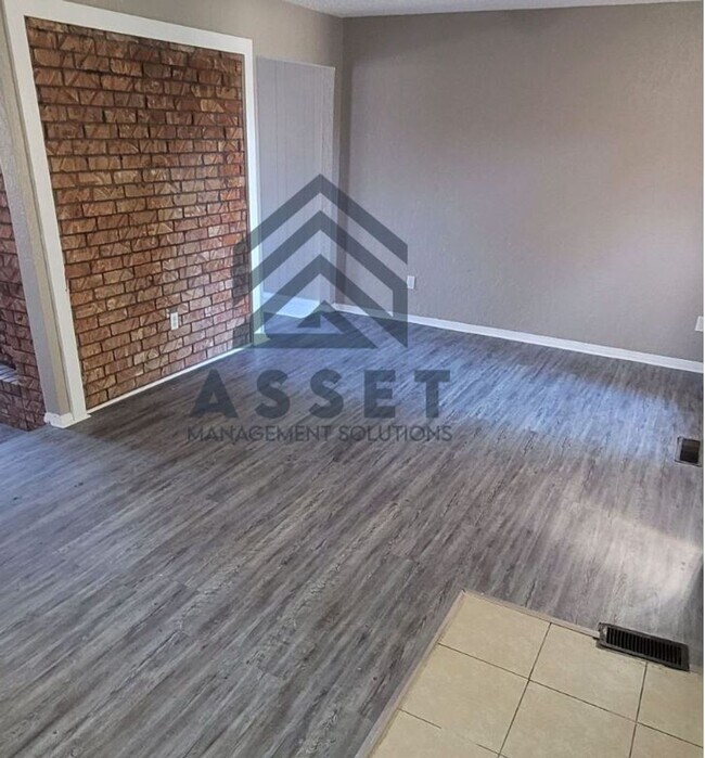 Building Photo - Charming 5 Bedroom House