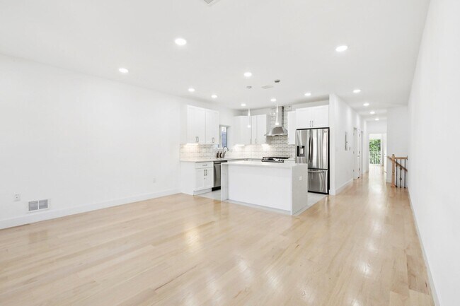 Building Photo - 131 Zabriskie St