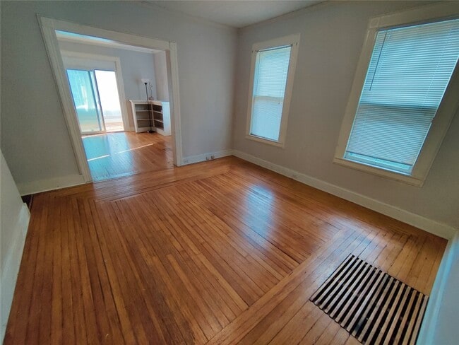 Building Photo - 116 Leroy St