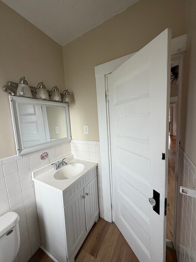 Building Photo - 253 Whitwell St