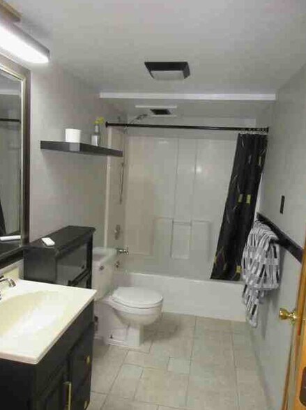 Building Photo - 1860 Carroll Ave