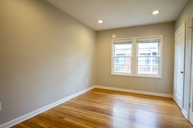 Building Photo - Charming NW 1-Bed Ready Late May!