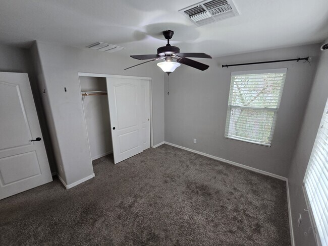 Building Photo - 950 S Wallrade Ln