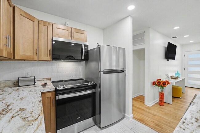 Building Photo - 713 Stafford St