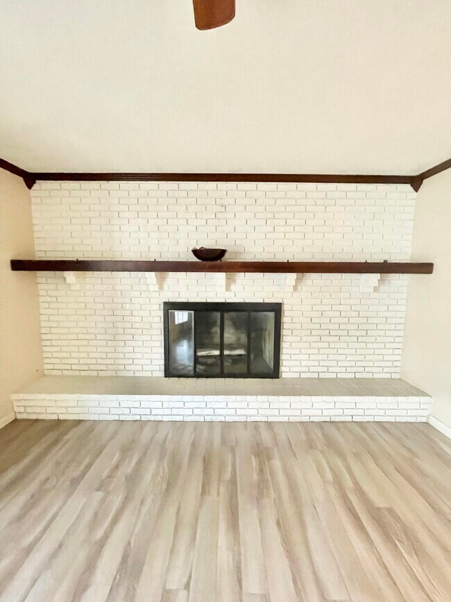Building Photo - 3025 Briarwood Ln