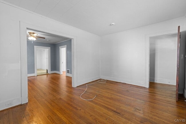 Building Photo - 401 Valley Dr