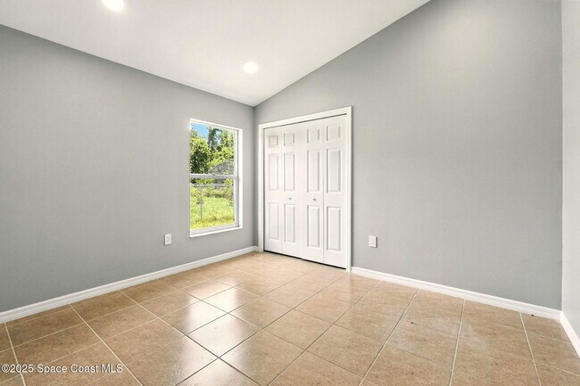 Building Photo - 460 Martigues Dr