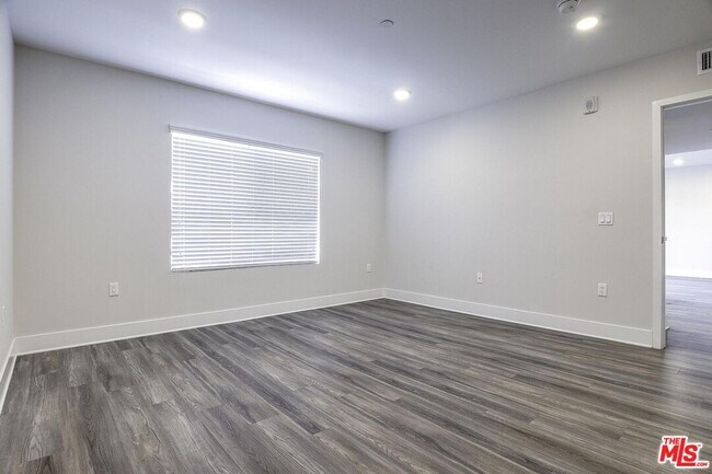Building Photo - 5030 Rosewood Ave