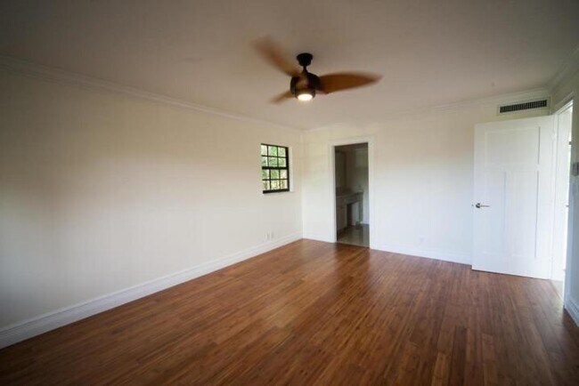 Building Photo - 250 E Royal Palm Rd