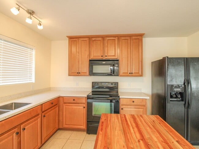 Building Photo - Modern and updated home in desirable East ...