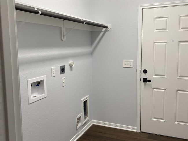 Building Photo - 3151 Roe Dr