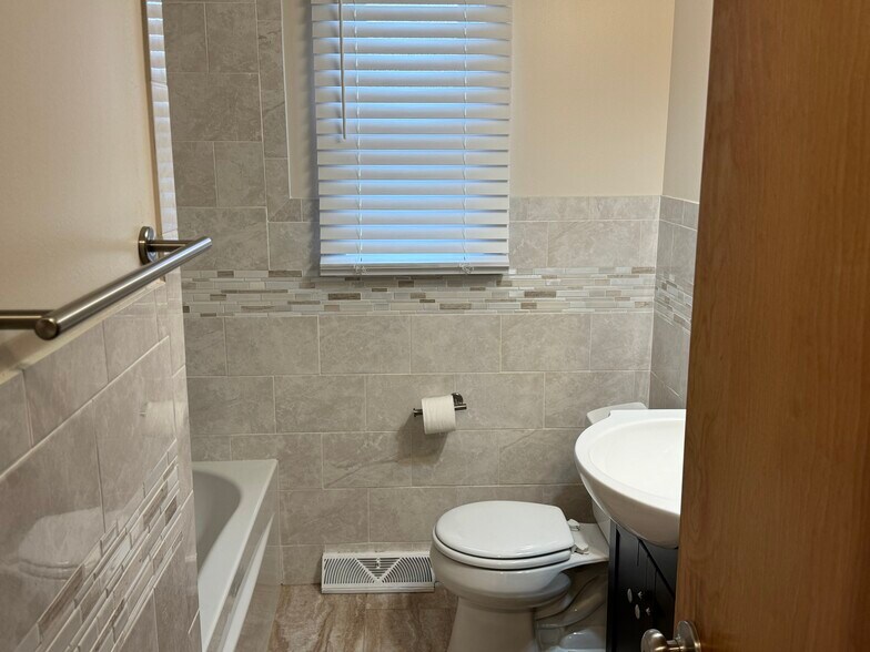 Building Photo - 194 Linden Ave