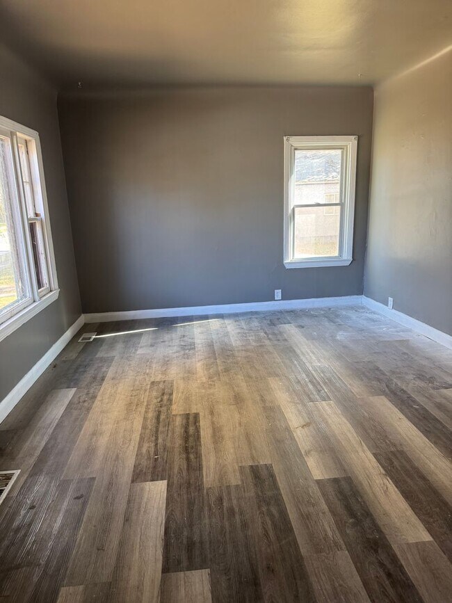 Building Photo - 3 Bedroom Home In Warren