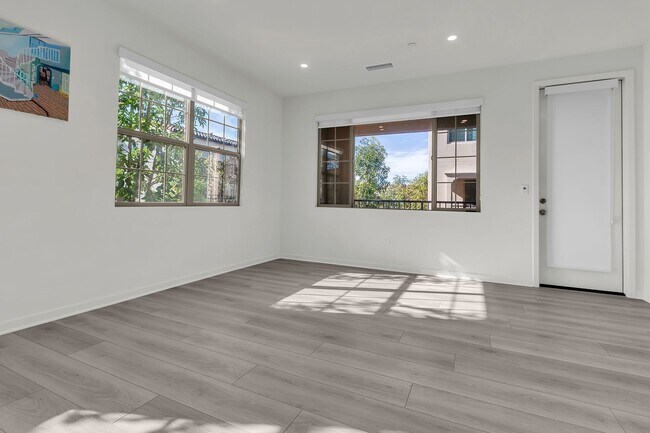 Building Photo - 711 Spring Gdn