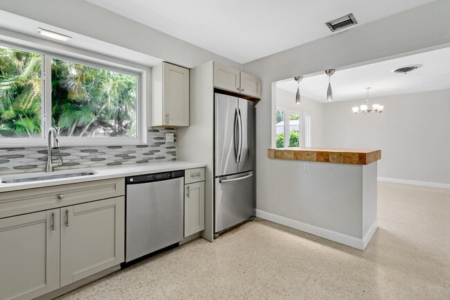 Building Photo - 1911 NE 27th St