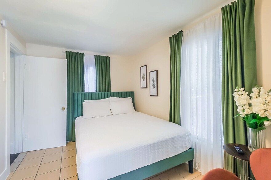 Building Photo - 1327 W 21st St