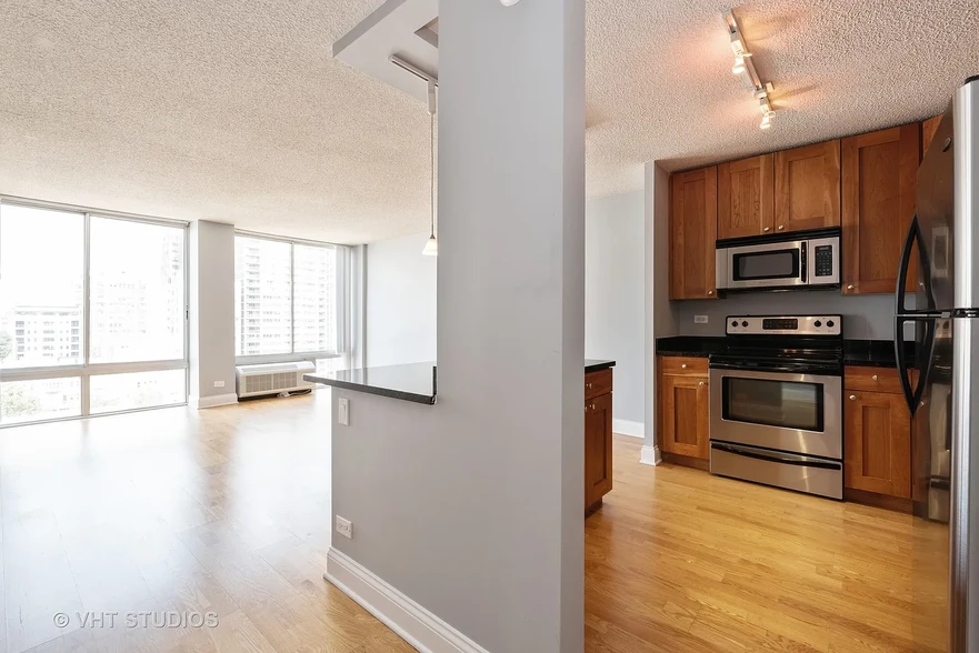 Building Photo - 450 W Briar Pl