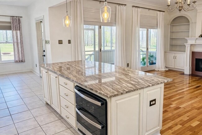 Building Photo - 565 Schaeffer Loop