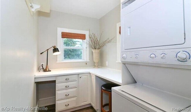 Building Photo - 212 S Pontiac Trail