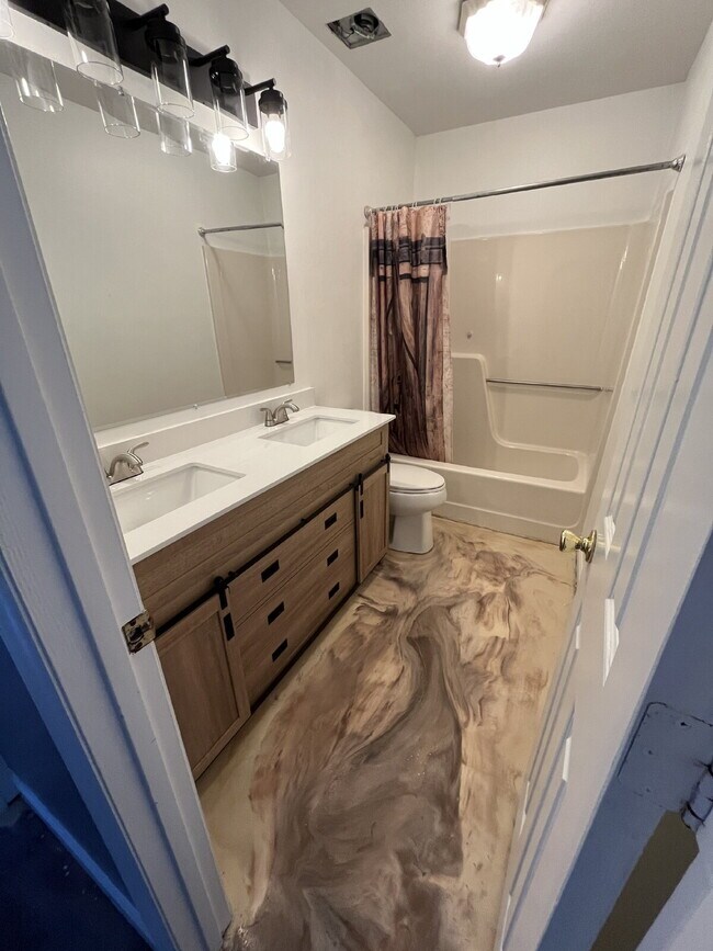 Building Photo - "Charming 3-Bedroom Retreat with Granite Elegance & Cozy Fireplace in Kernersville!"