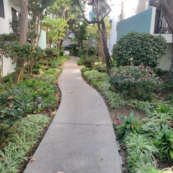 Building Photo - 5000 S Centinela Ave