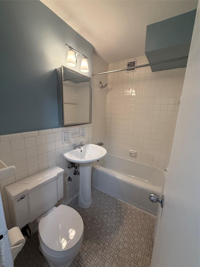 Building Photo - 220-55 46th Ave