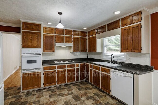 Building Photo - 1110 Maple Cir