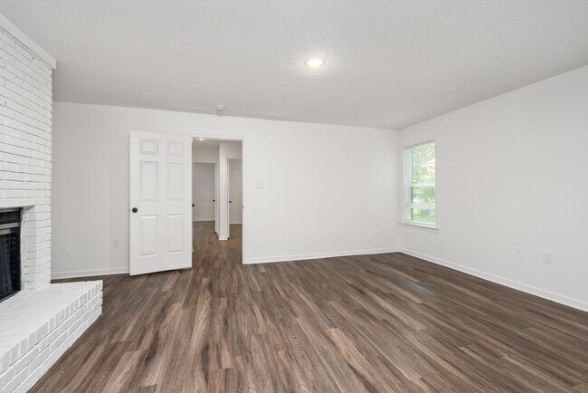 Building Photo - 3 Bedroom, 2 bath with a bonus room near B...