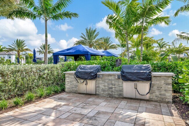 Building Photo - 4651 Pinehurst Trl E