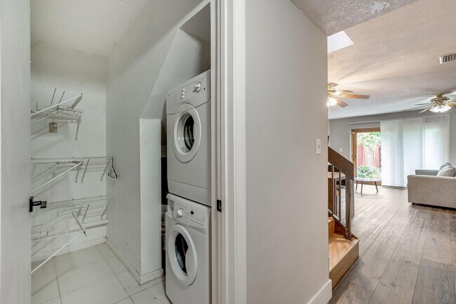 Building Photo - 2530 NE 9th St