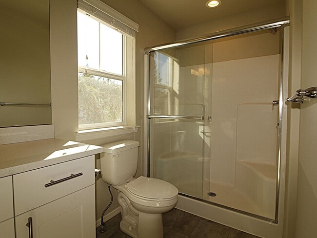 Building Photo - Modern 3x2.5 End Unit Townhome Retreat in NE Bend