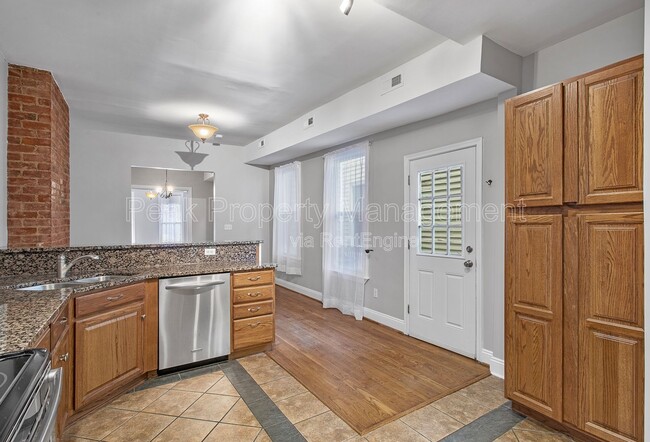 Building Photo - 2122 E Marshall St