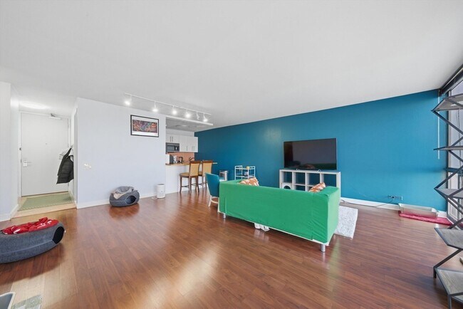 Building Photo - 4343 N Clarendon Ave