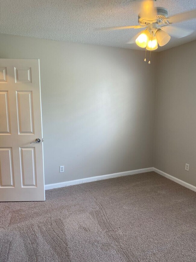 Building Photo - 2/1.5 Townhome Wth Fireplace! Across From Torasco Park! Perfect For Family!