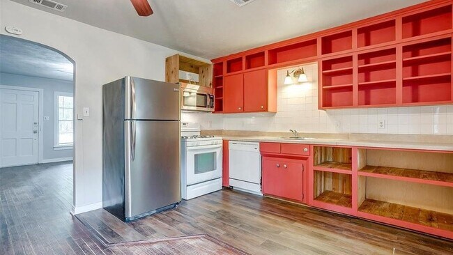 Building Photo - 410 McCarty St