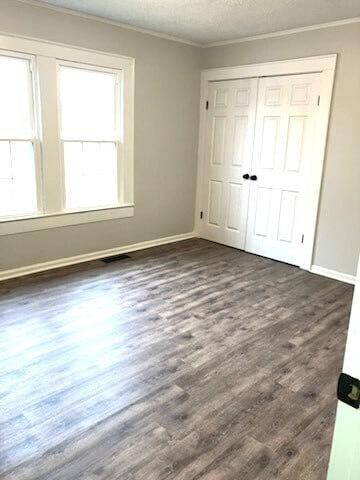 Building Photo - Beautiful House!