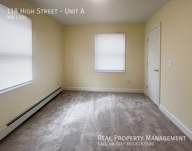 Building Photo - 1st Floor- 3 BR/1 BA- Newly Renovated Apar...