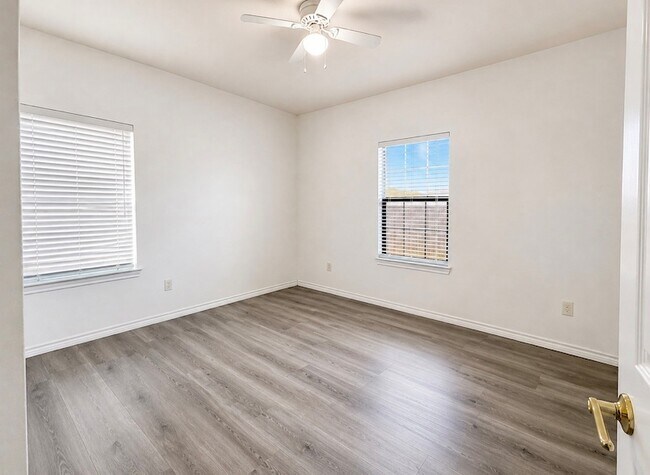 Building Photo - 703 Perry Ave