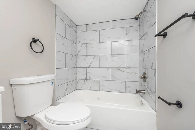 Building Photo - 3300 Ravenwood Ave