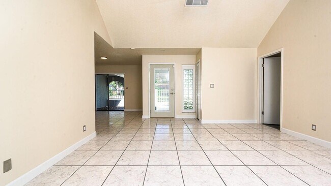 Building Photo - 4 Baywood Dr