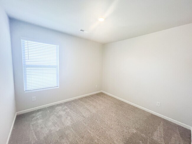 Building Photo - 4 Bedroom 2.5 Bathroom Home